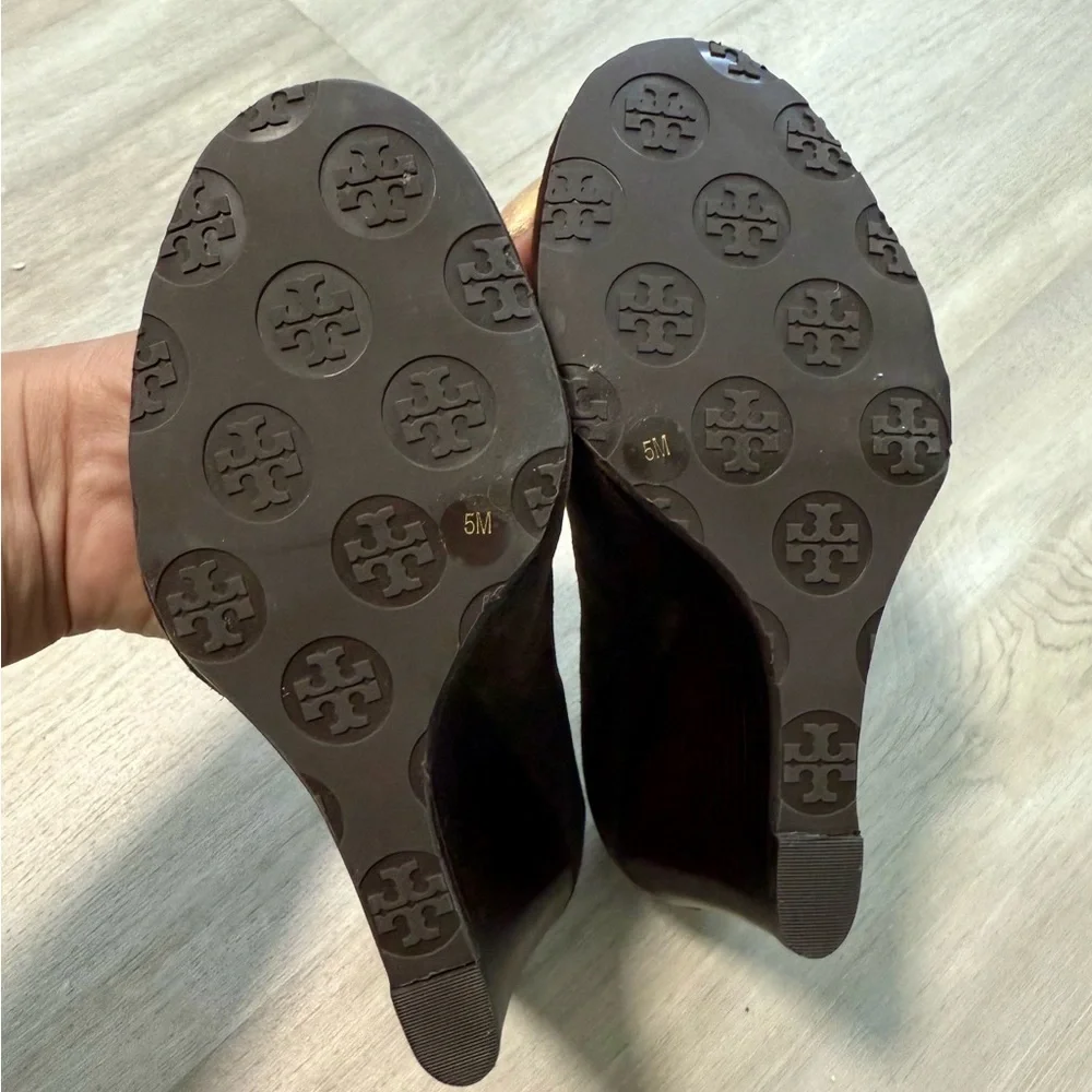 Tory Burch Sophie Brown Suede Wedge Pumps Round Logo  Shoe Size US 5